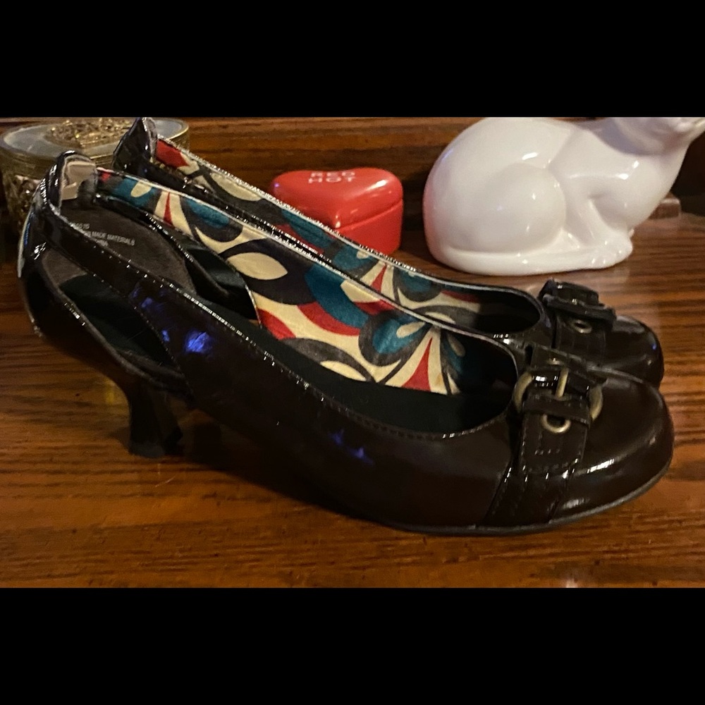 Brown w/buckle patent leather kitten heels. Size 6 1/2